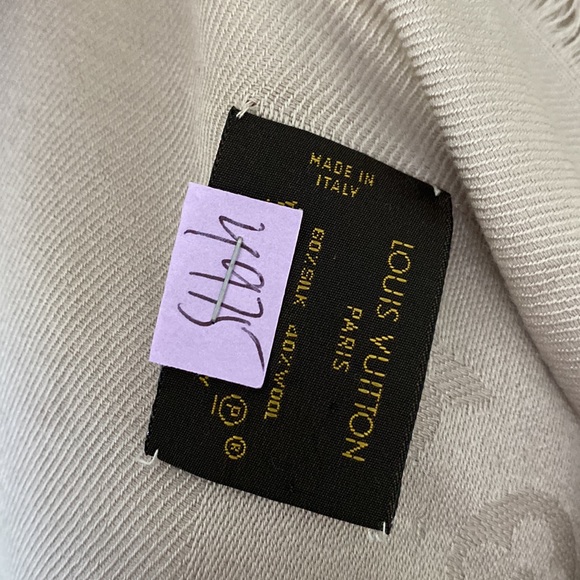 Louis Vuitton LV Logo Large Scarf - Picture 9 of 9